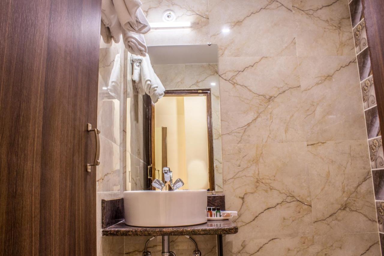Lav Kush International Hotell Varanasi Exteriör bild