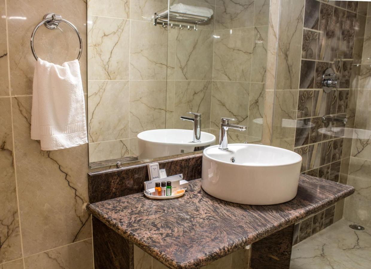 Lav Kush International Hotell Varanasi Exteriör bild